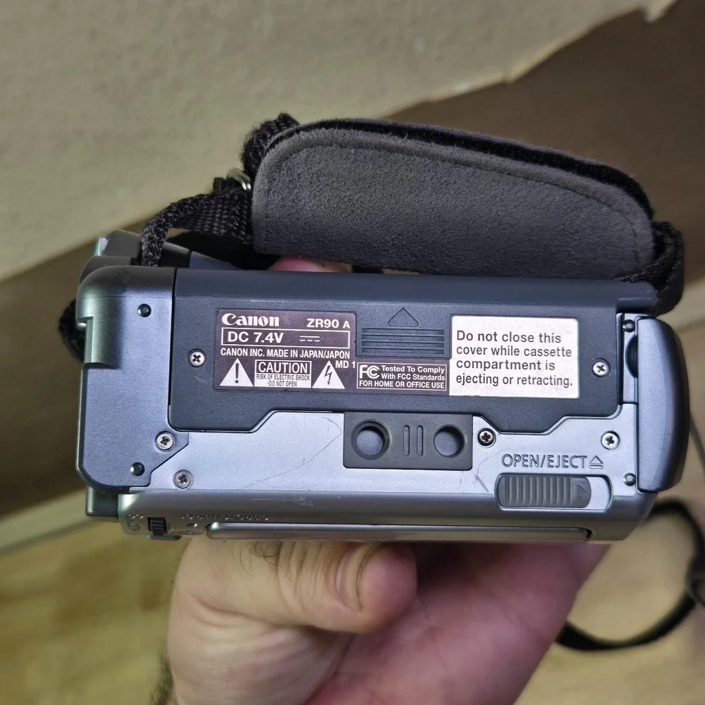 Canon ZR90 Mini DV Camcorder Black Screen For parts/repair was working